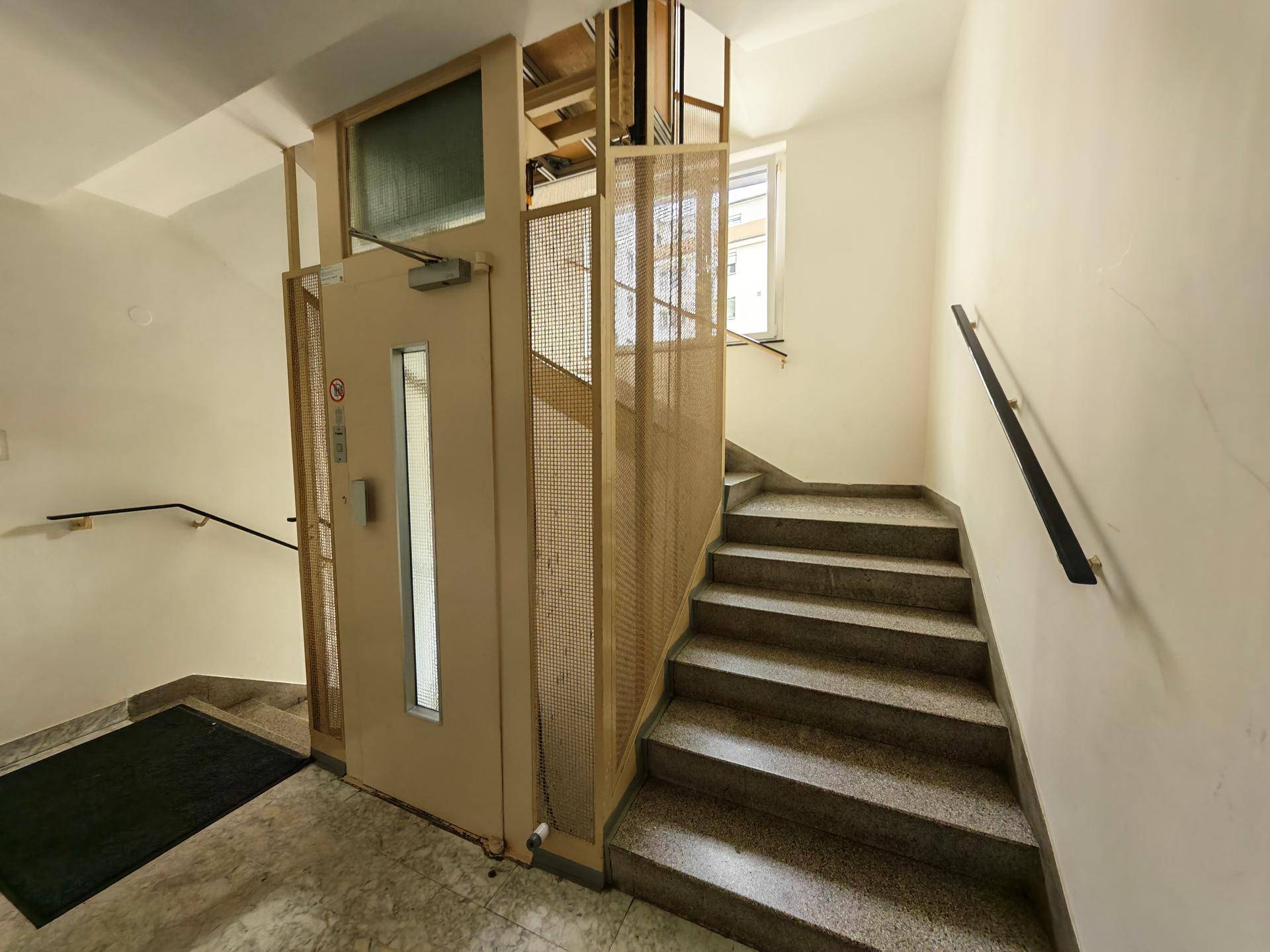 Lift_Stiegenhaus.jpg