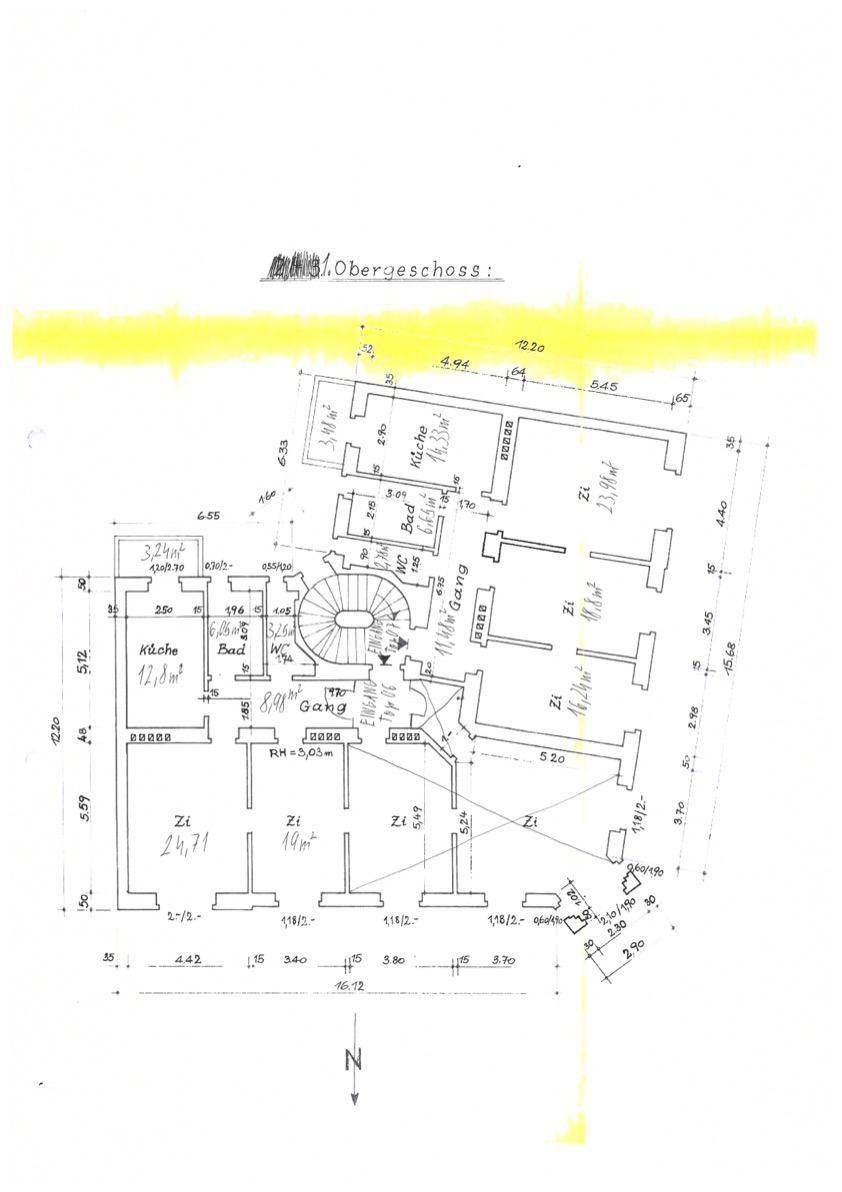Grundriss des Obergeschosses mit mehreren Zimmern, Küche und Bad.