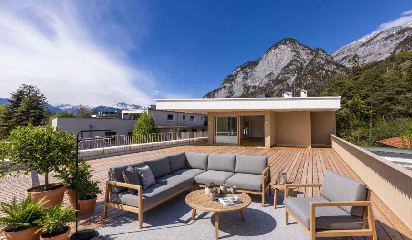 Große möblierte Dachterrasse mit Holzboden und atemberaubendem Panoramablick auf die Berge.