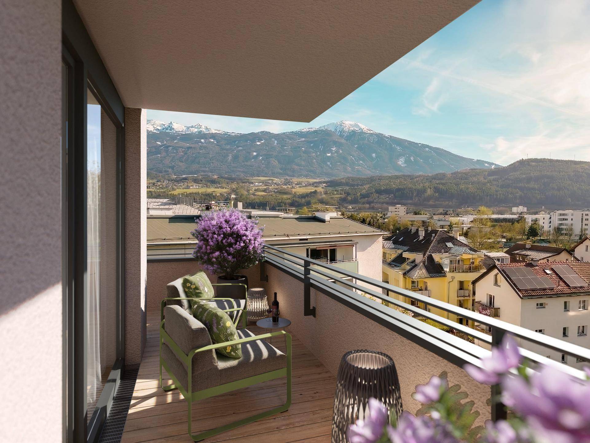 Heller Balkon mit Holzboden, Sitzgelegenheiten und atemberaubendem Bergblick am Tag.