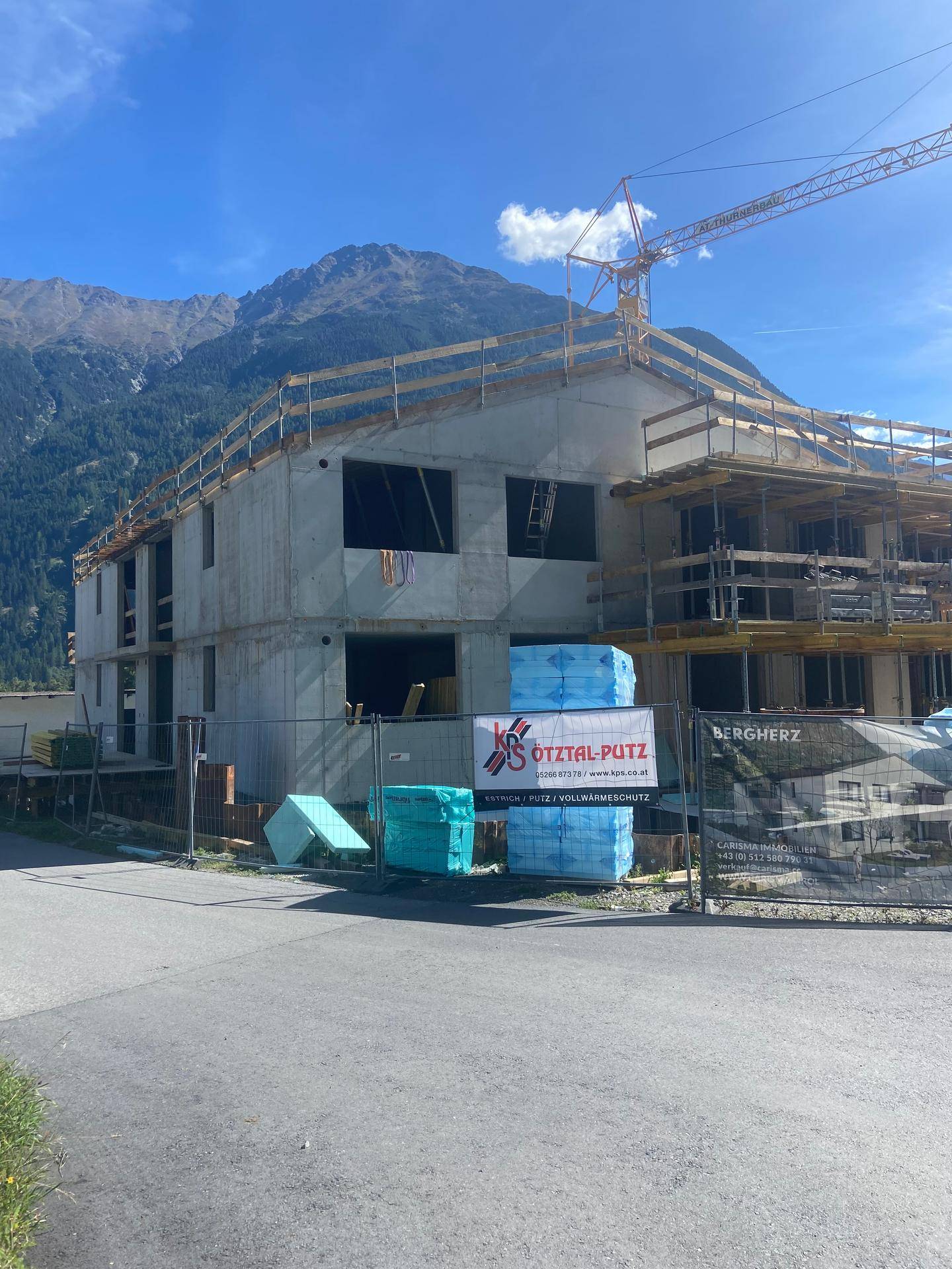 Neubau in Massivbauweise mit Bergblick und Satteldach, noch im Bau befindlich.