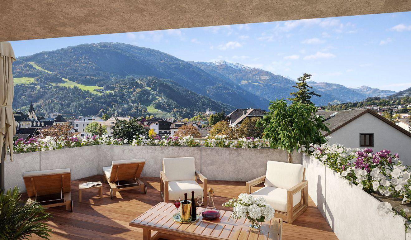 Geräumige Dachterrasse mit Holzboden, bequemen Gartenmöbeln und einem atemberaubenden Panoramablick auf die Berge.