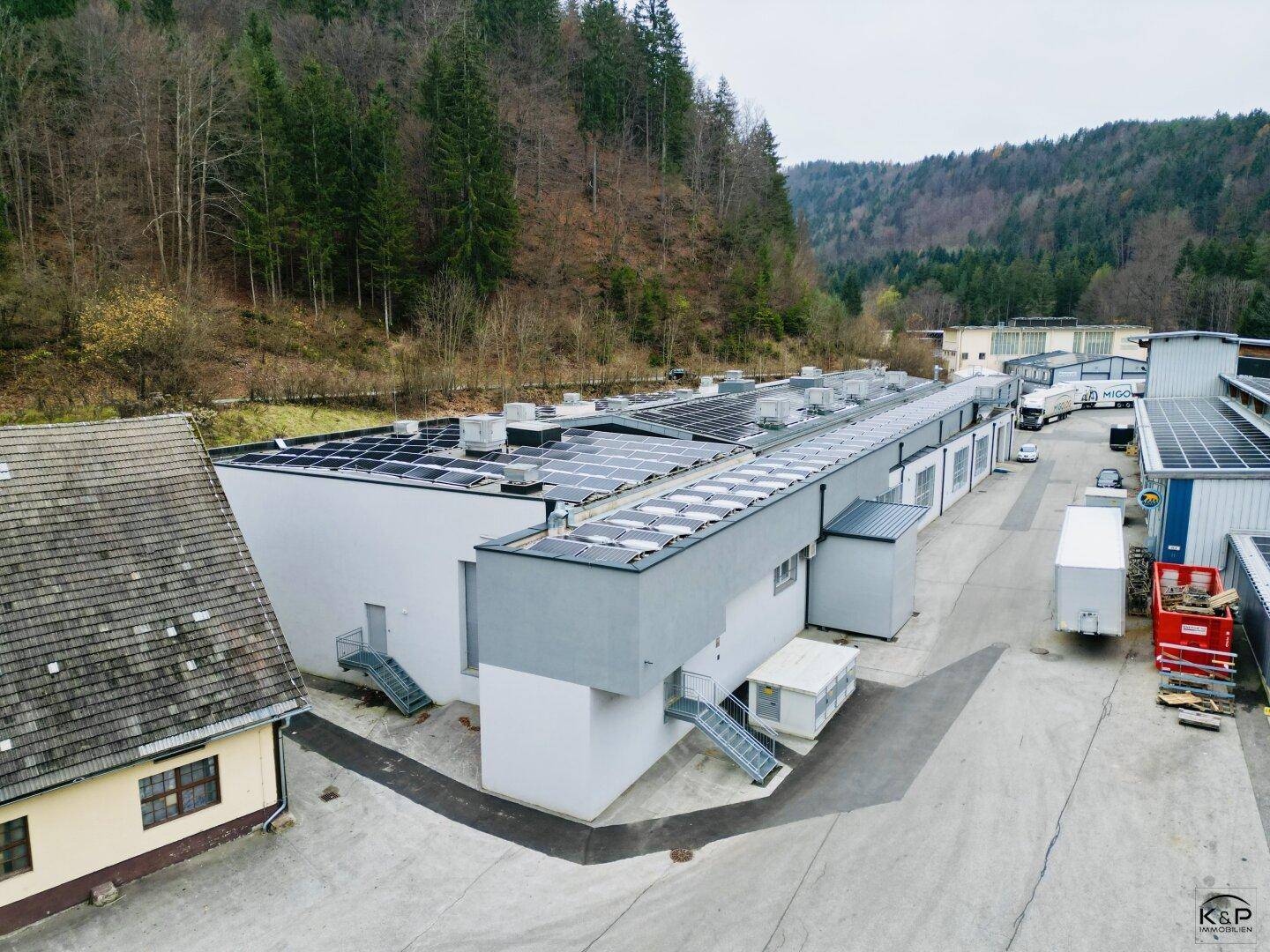 Industrielle Anlage mit modernen Gebäuden, Solarpaneelen auf den Dächern und weitläufigen Zufahrtswegen.