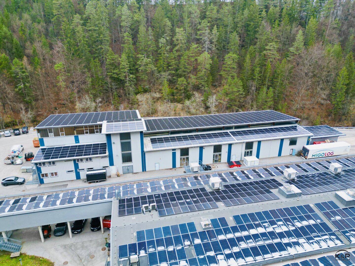 Umfangreicher Industriekomplex mit zahlreichen Solaranlagen auf den Dächern und weitläufigen Parkflächen.
