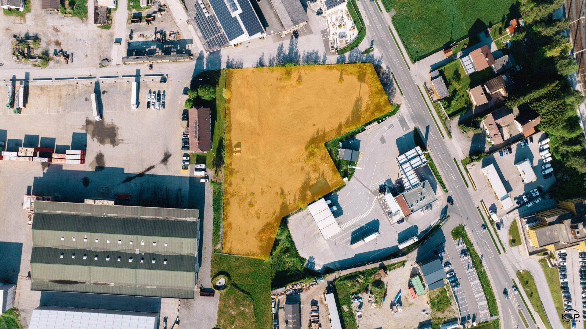 Nahaufnahme aus der Vogelperspektive eines Grundstücks in einer Industriezone mit angrenzender Straße.
