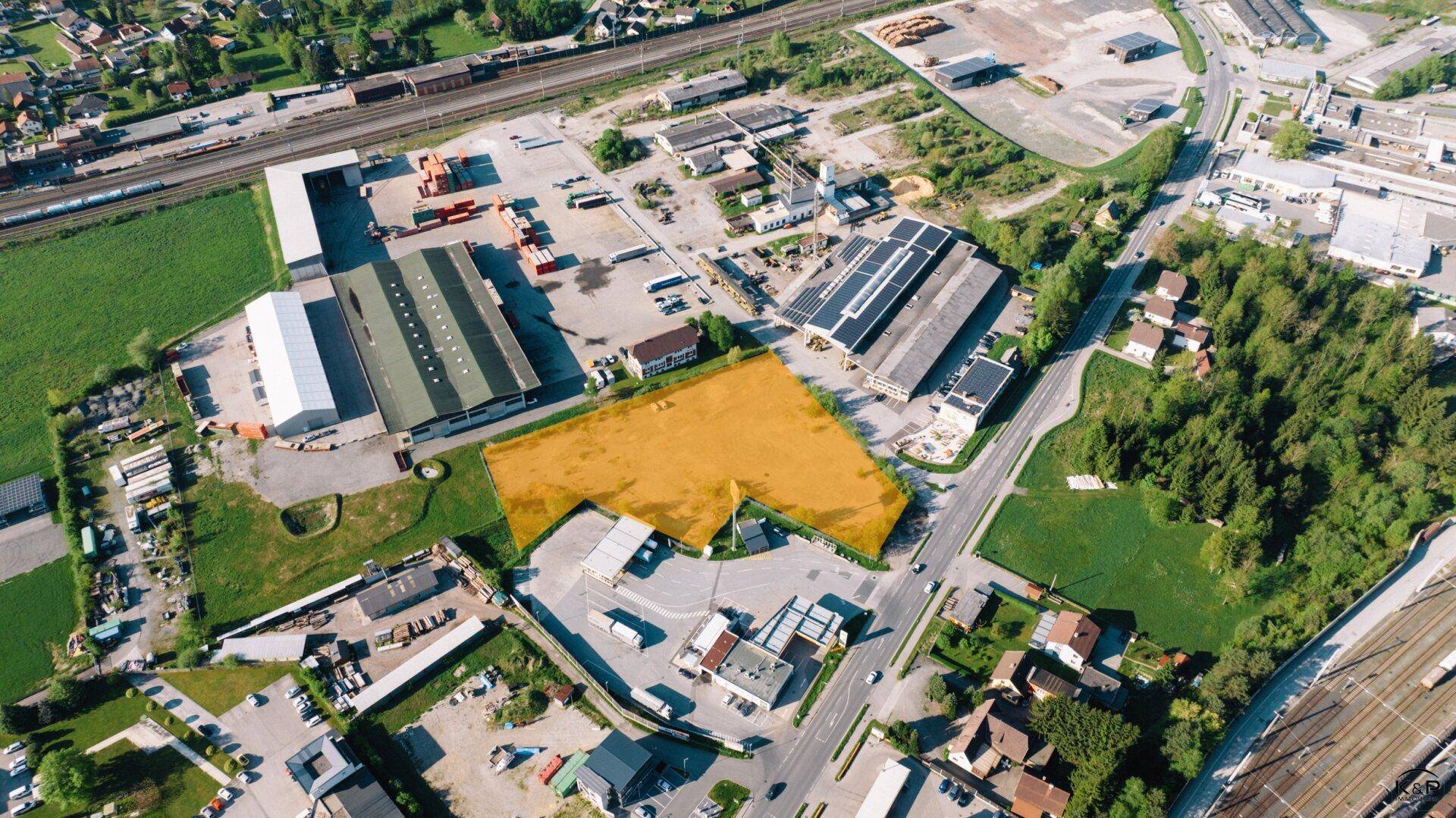 Übersicht aus der Vogelperspektive eines Grundstücks in einer Industriezone mit umliegenden Feldern.