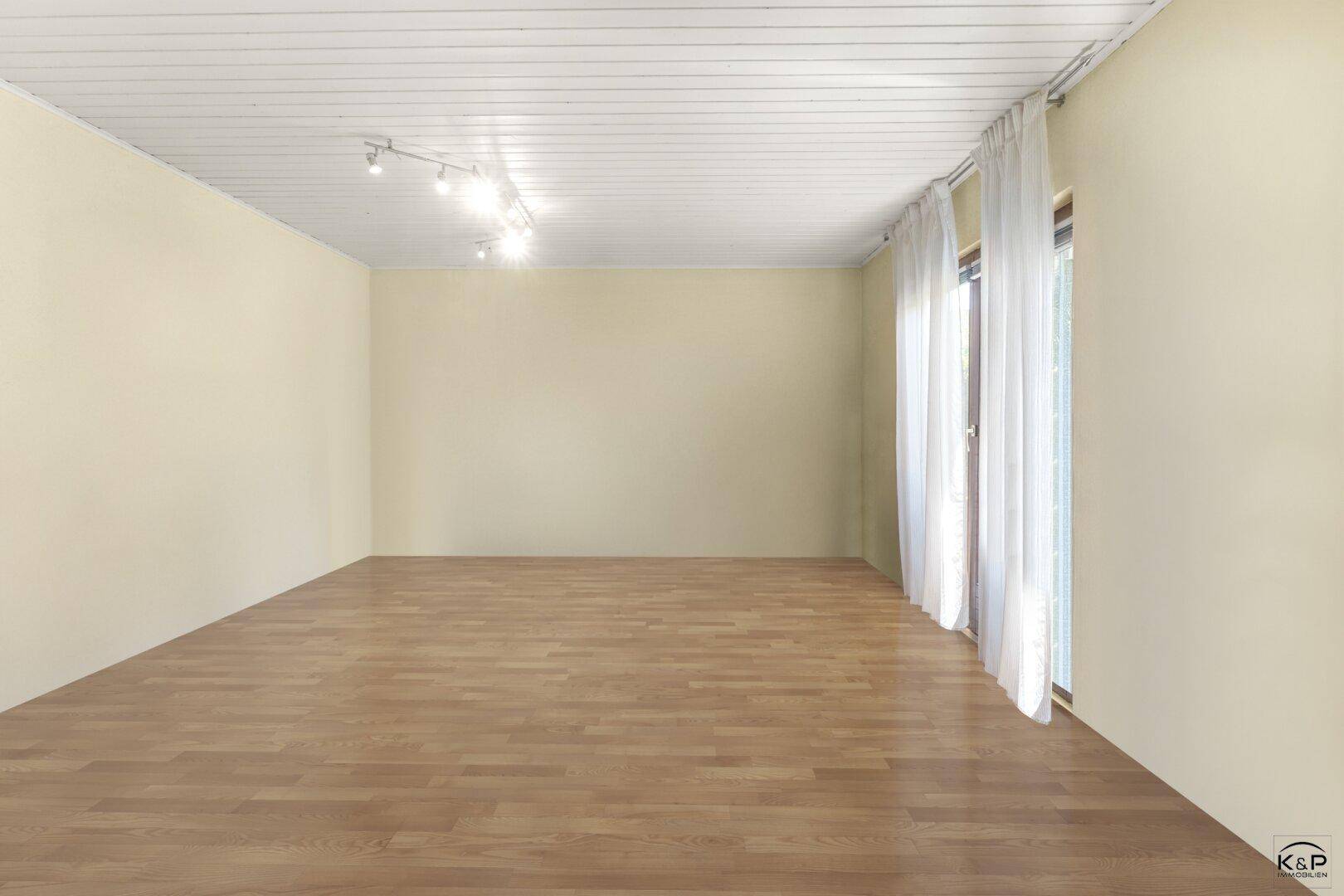 Heller Raum mit Holzparkettboden, weißer Decke und großem Fenster mit Vorhängen.