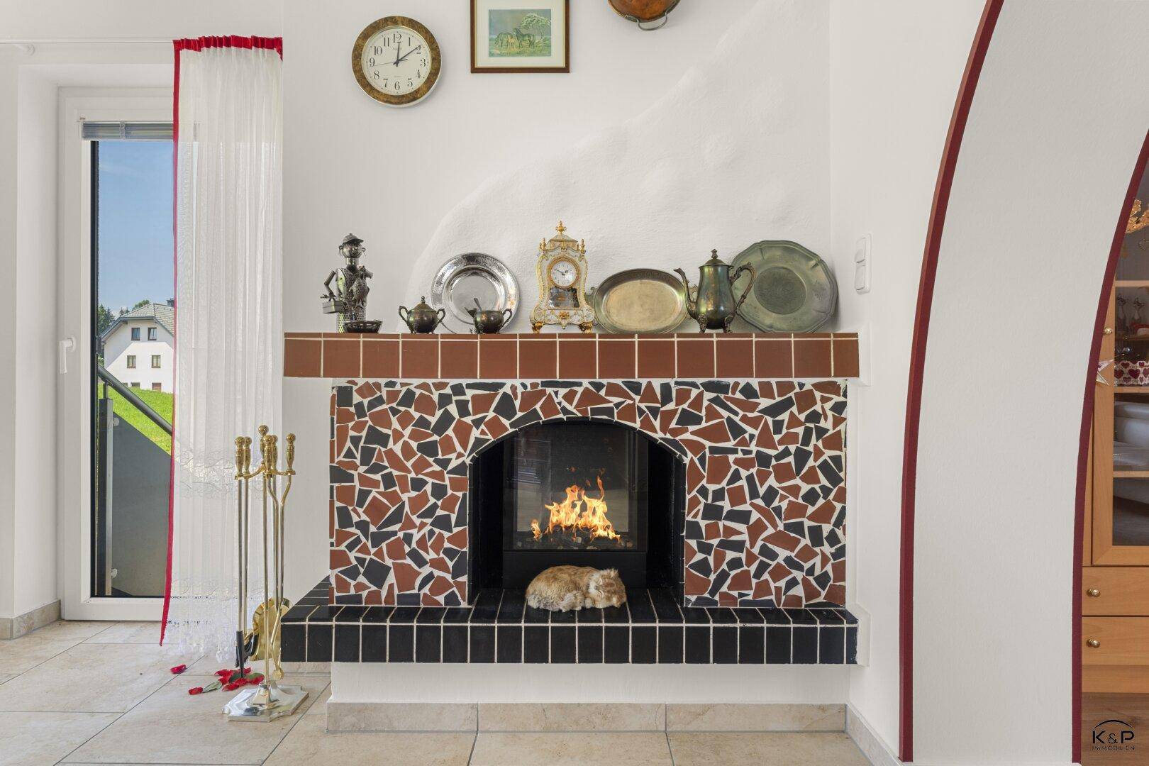 Dekorativer Kamin mit Mosaikfliesen und traditionellen Verzierungen im Wohnbereich.