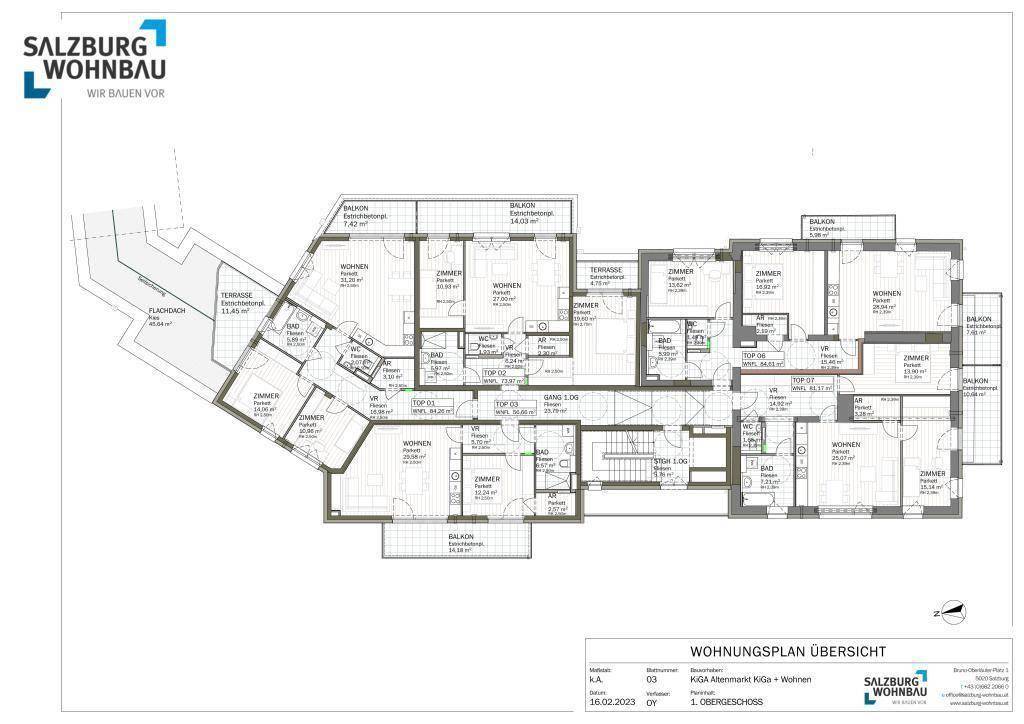 Grundriss des ersten Obergeschosses mit mehreren Wohneinheiten, Balkonen und Terrassen.