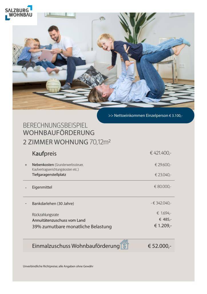 Helles, modernes Wohnzimmer mit beigem Sofa, Teppich und einer Familie, die entspannt.