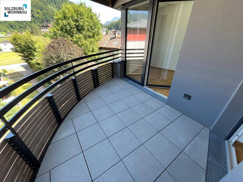 Großer Balkon mit Fliesenboden und Blick auf die umliegende Berglandschaft.