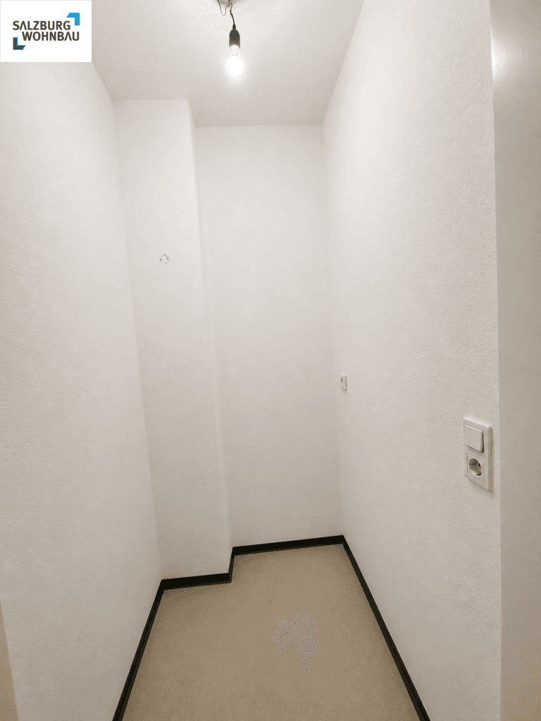 Kleiner Abstellraum mit hellem Boden und weißen Wänden, ideal für zusätzlichen Stauraum in der Wohnung.