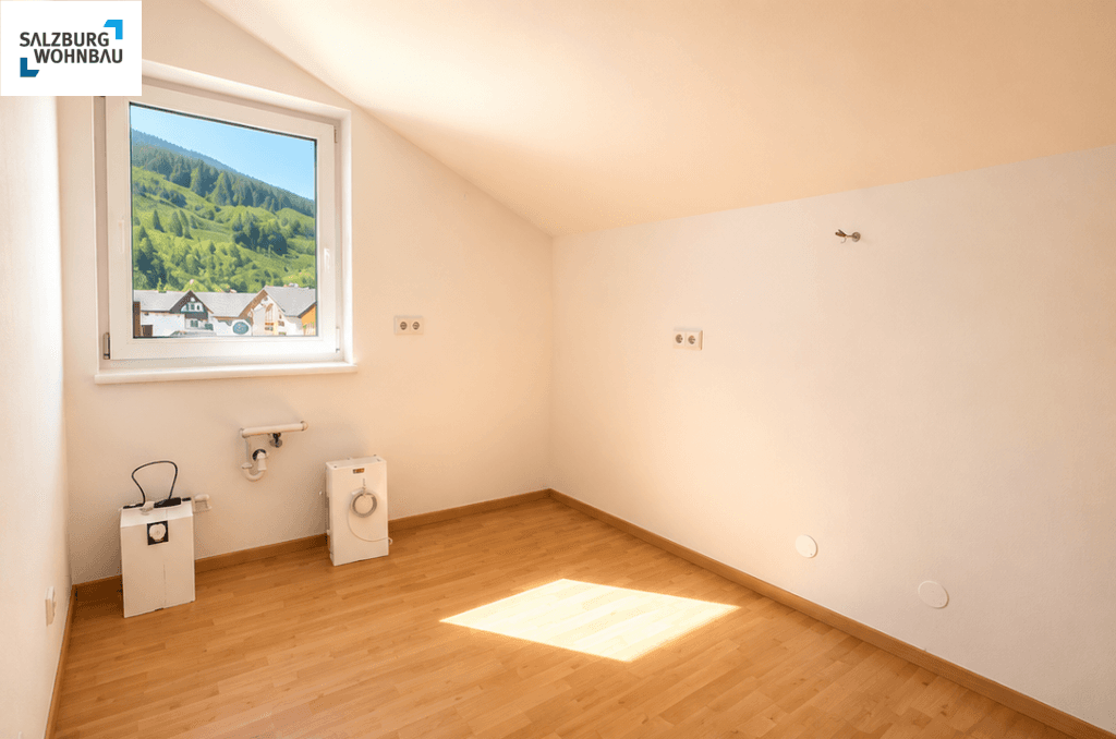Heller Hauswirtschaftsraum mit Parkettboden, Dachschräge und Anschlussmöglichkeiten für Geräte.