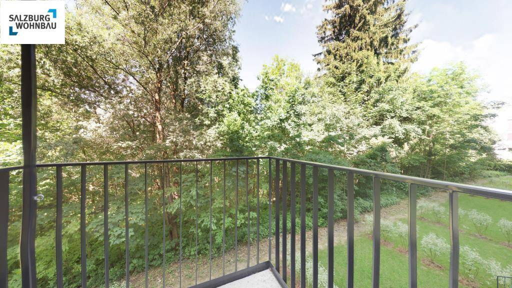Blick vom Balkon ins Grüne mit üppiger Vegetation und ruhiger Umgebung.