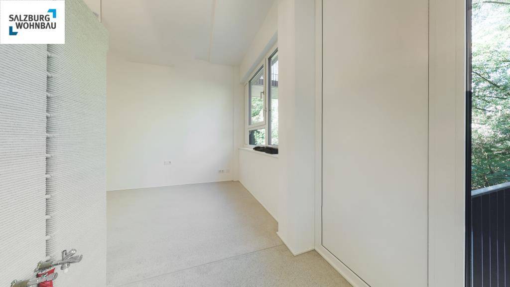 Helles Schlafzimmer mit Fensterblick ins Grüne und integriertem Wandschrank.