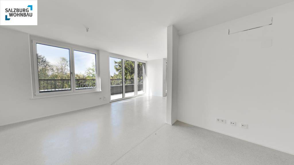 Geräumiger Wohnbereich mit großen Fenstern, die viel Tageslicht hereinlassen und Zugang zum Balkon bieten.