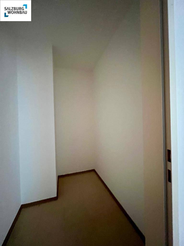 Kleiner Abstellraum mit Teppichboden, ideal für zusätzlichen Stauraum.