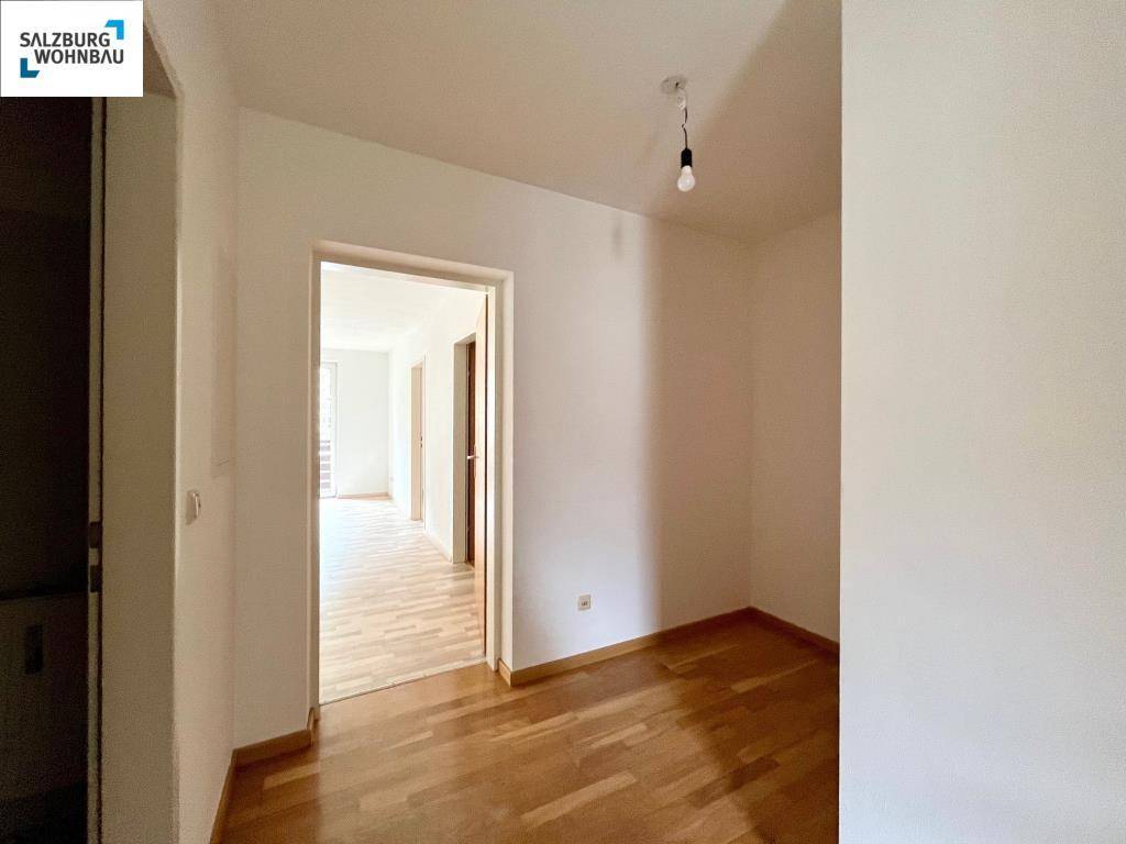 Heller Flur mit Laminatboden, der zu weiteren Räumen führt.