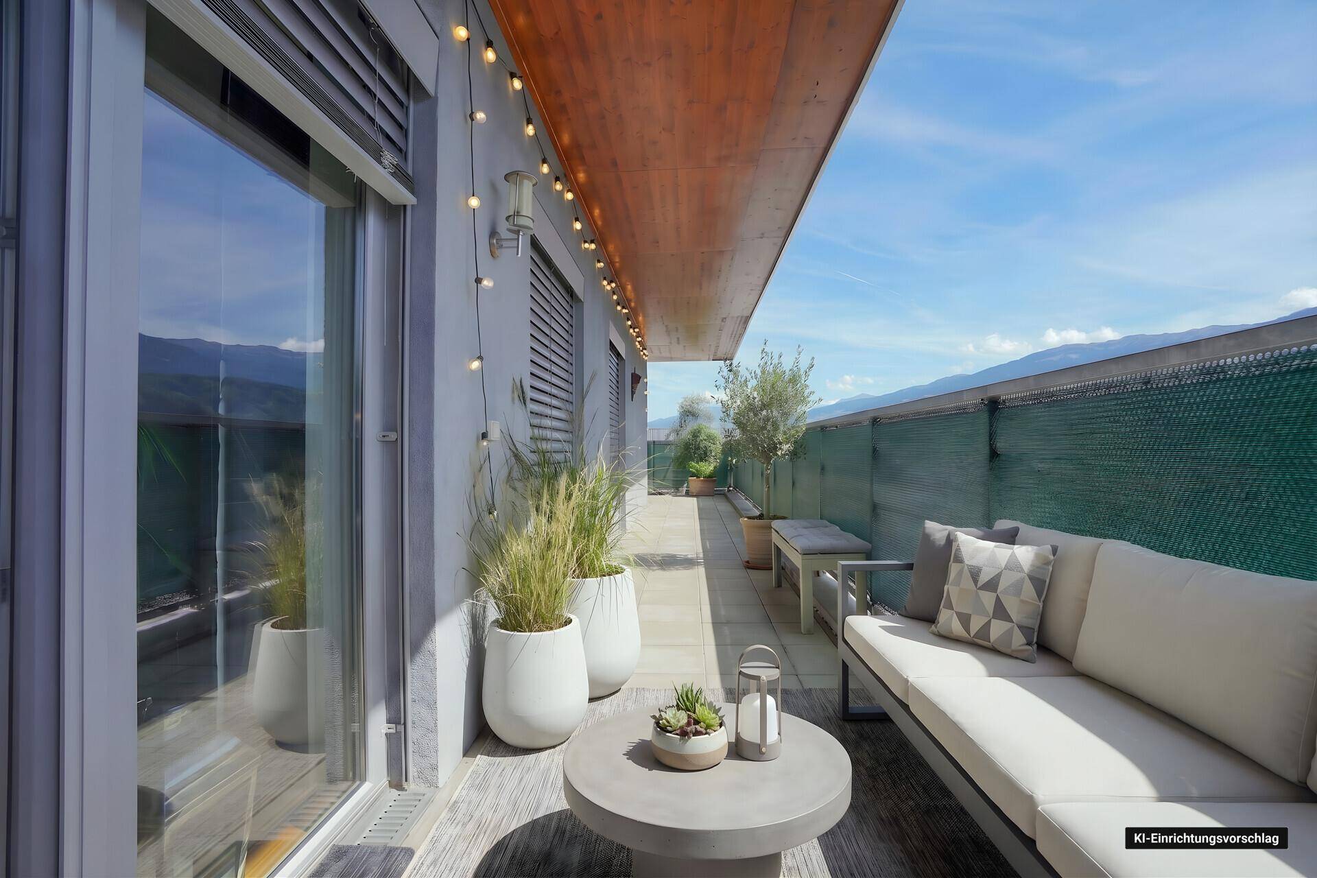 Möblierter Balkon mit Sitzgelegenheiten, Pflanzen und Lichterkette, ideal zum Entspannen.