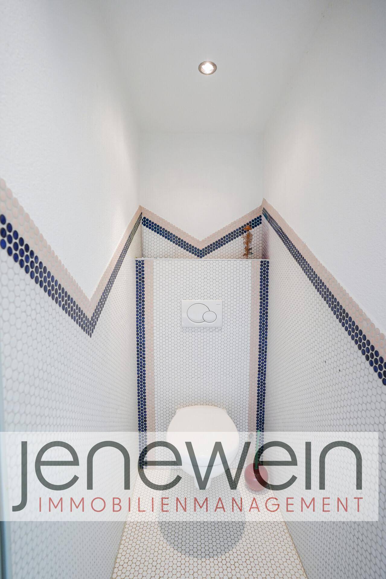 Stilvolles Gäste-WC mit Mosaikfliesen und Wand-WC.