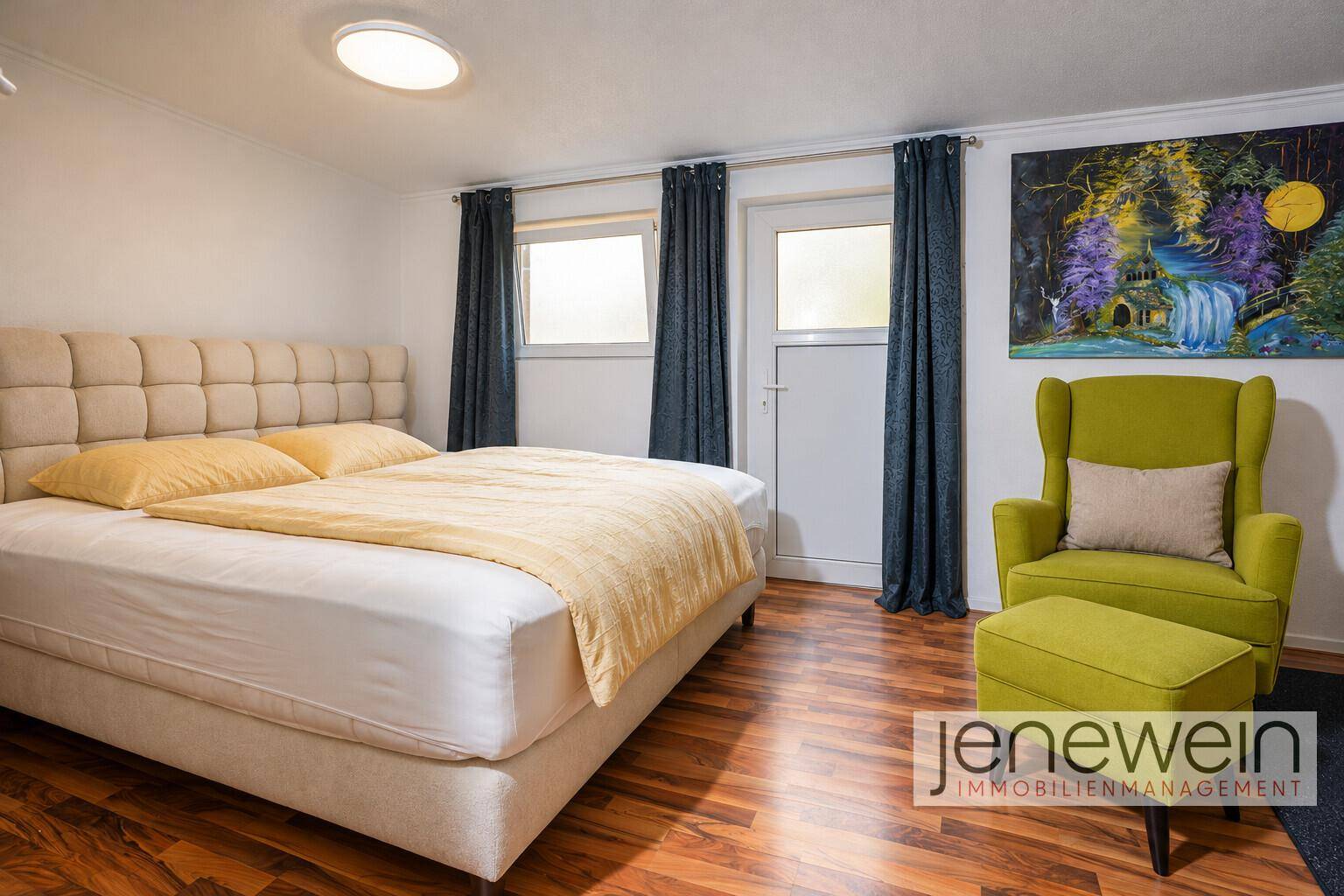 Gemütliches Schlafzimmer mit Doppelbett, Holzboden und Zugang zum Balkon.