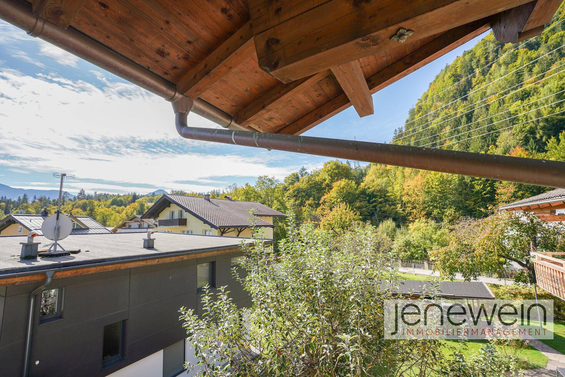 Weitläufiger Blick über die Dächer der Nachbarschaft und die umliegende Berglandschaft.