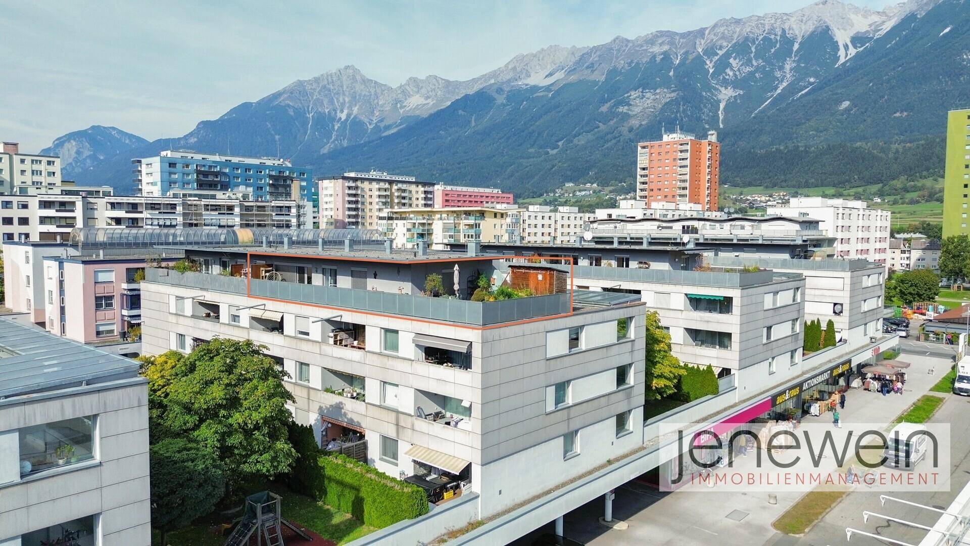 Weitläufige Ansicht eines Wohnkomplexes mit Bergblick und städtischer Umgebung.