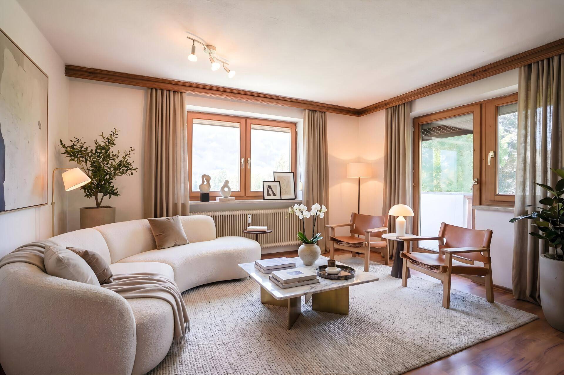 Modern eingerichtetes Wohnzimmer mit beigem Sofa, Holzbalken und großen Fenstern.