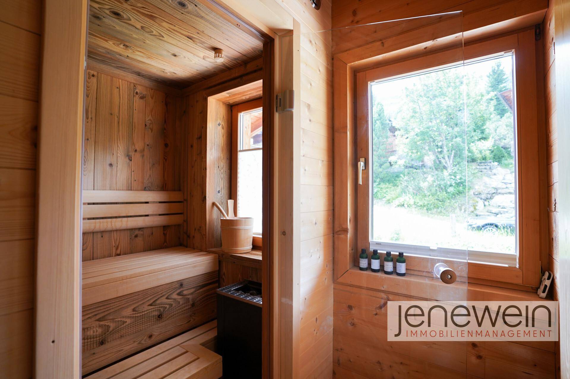 Private Sauna mit Holzbänken und Fenster für entspannende Momente.