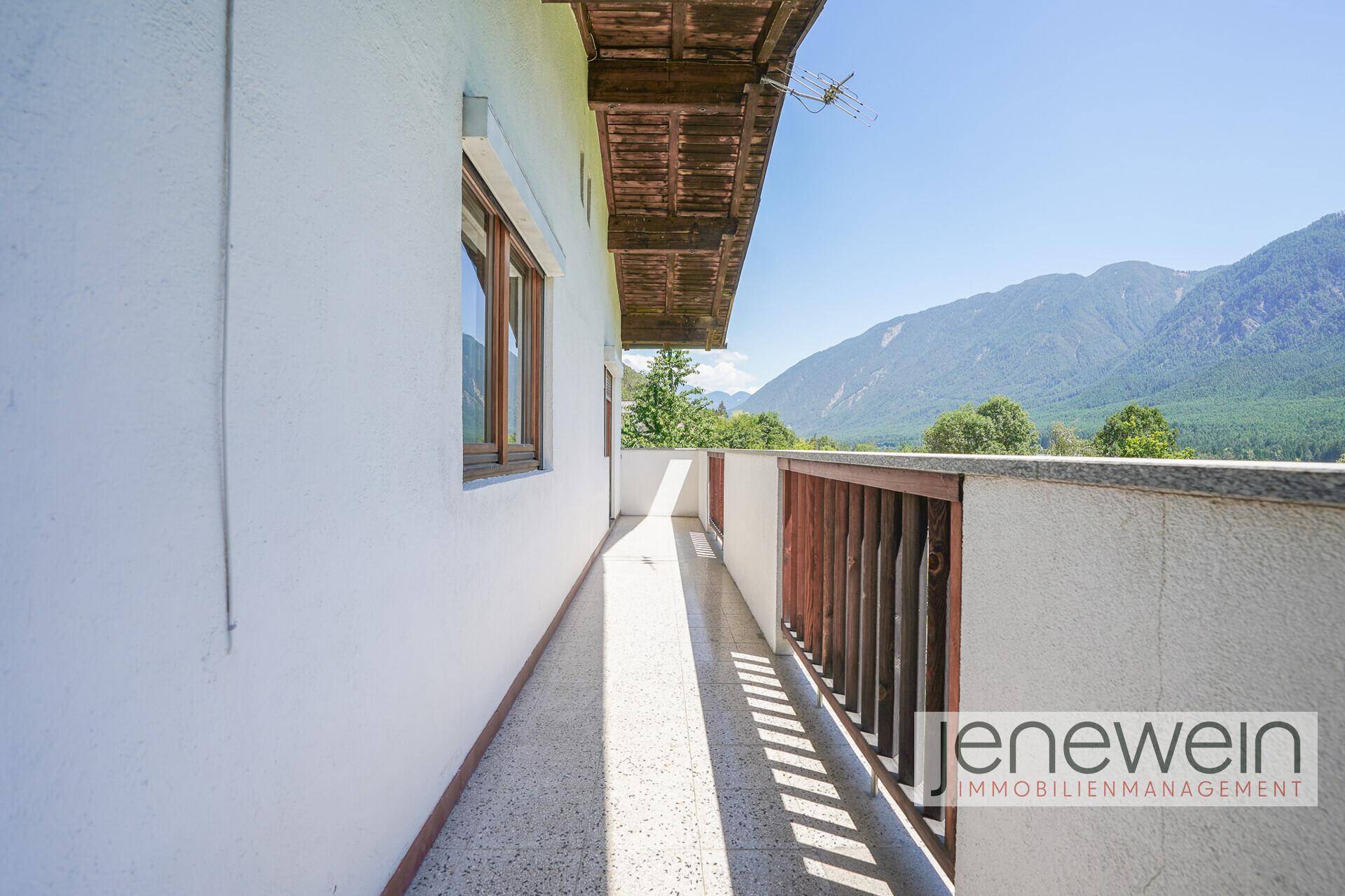 Langer Balkon mit Bergblick und ausreichend Platz für Sitzgelegenheiten im Freien.