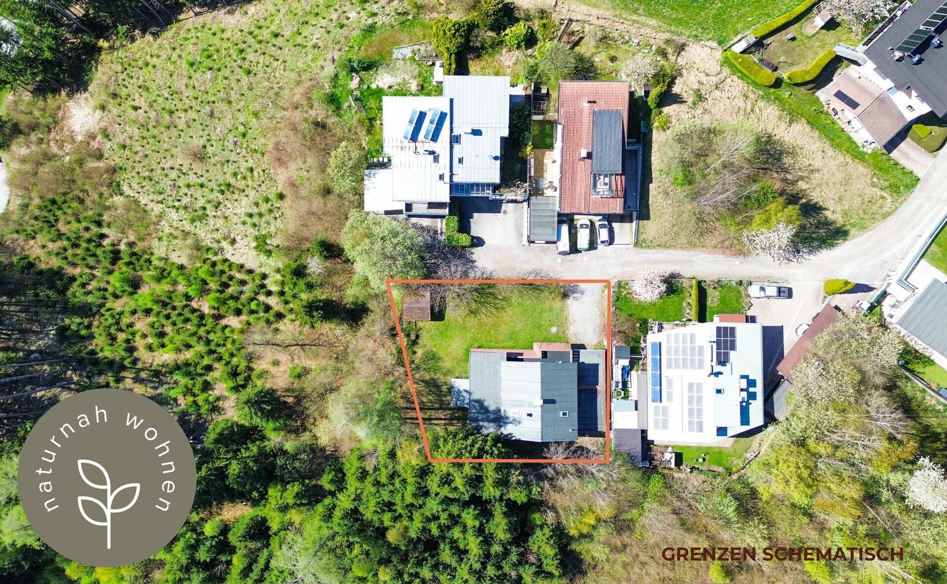 Weitläufige Luftaufnahme der Liegenschaft mit schematisch eingezeichneten Grenzen, eingebettet in eine grüne Landschaft.