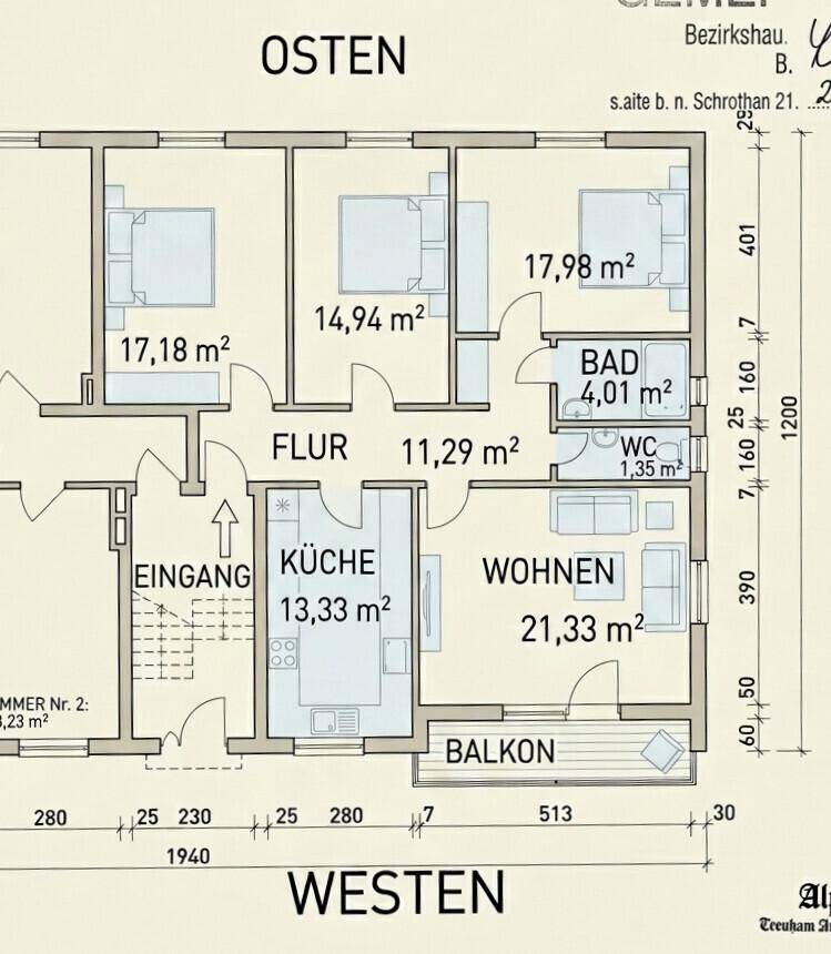 Grundriss zeigt die Raumaufteilung mit Wohnzimmer, Küche und drei Schlafzimmern.