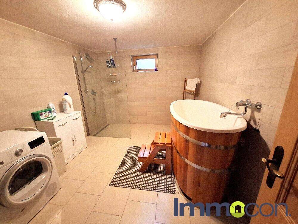 Tauchbecken und Dusche