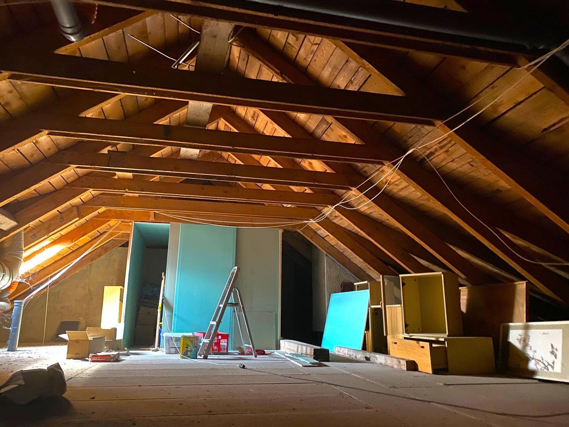 Unausgebauter Dachboden mit sichtbaren Holzbalken und Potenzial für zukünftige Nutzung.