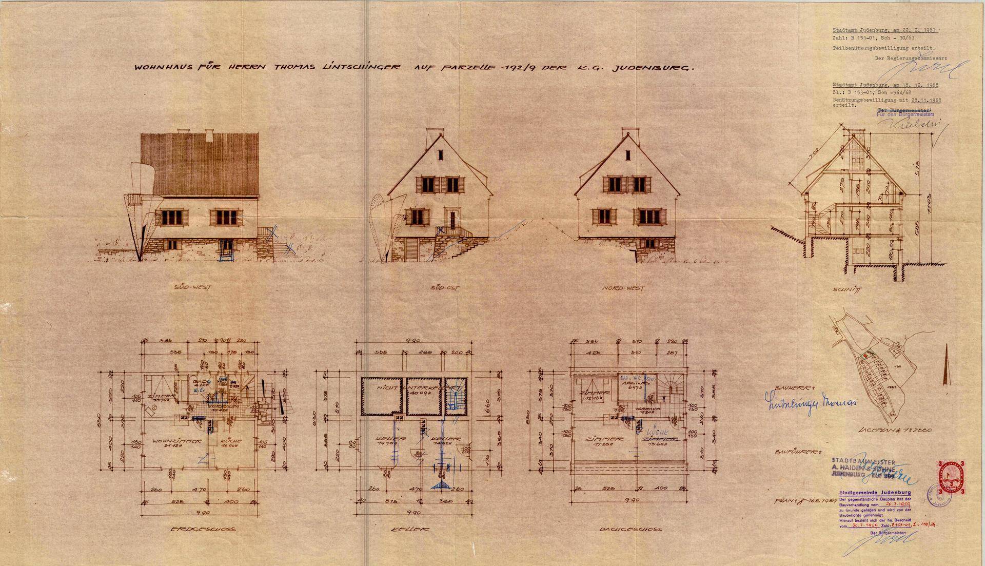 Historischer Bauplan eines Wohnhauses mit verschiedenen Ansichten und Grundrissen.