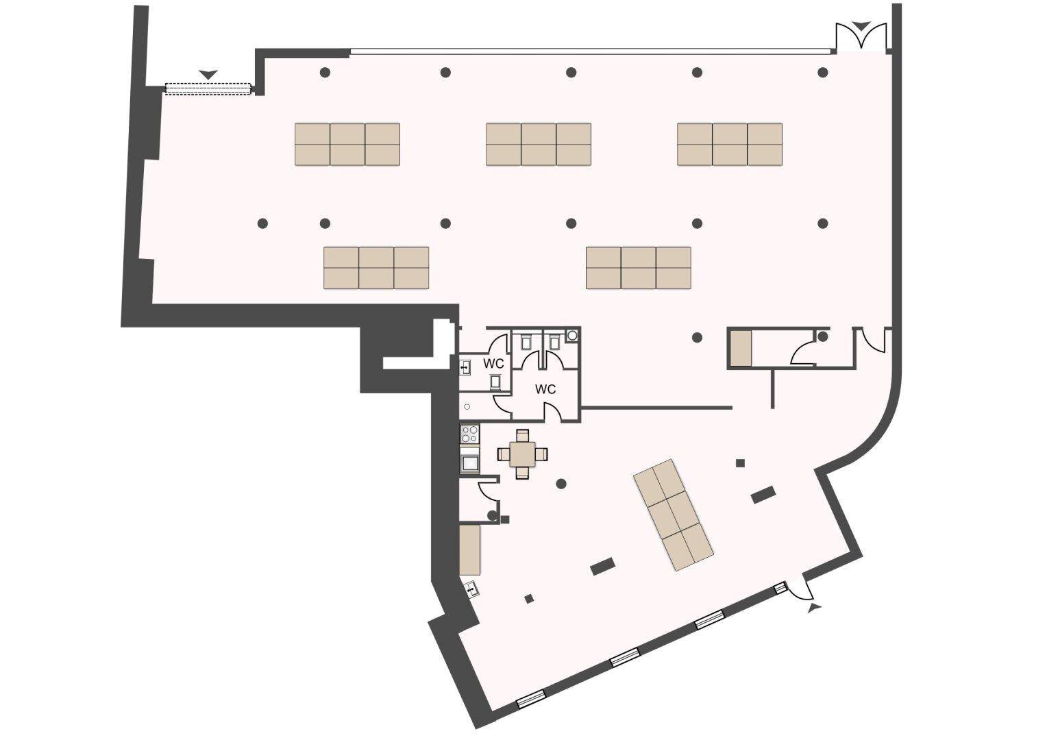 Grundriss eines Gewerbeobjekts mit mehreren offenen Bereichen und separaten Toilettenräumen.
