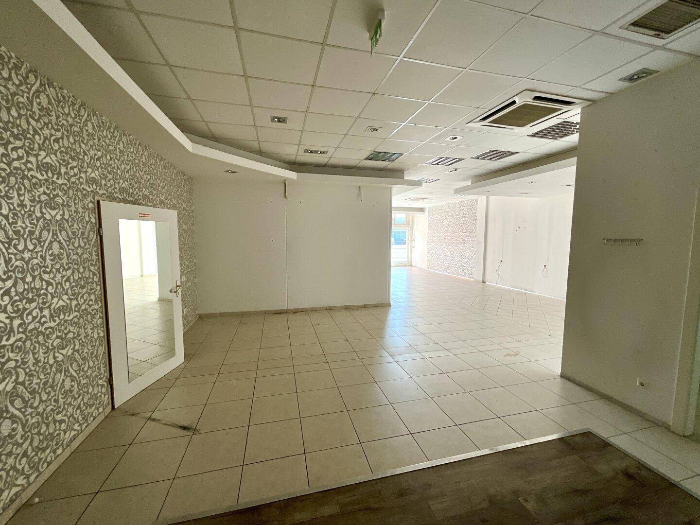 TOP GESCHÄFTSFLÄCHEN (MIT GRÖSSEN ZWISCHEN 112 m² - 672 m²) MIT SEHR VIELEN MÖGLICHKEITEN UND POTENTIAL IM GUT FREQUENTIERTEN VILLACHER GEWERBEGEBIET "MARIA-GAILER-STRASSE" - Mehr