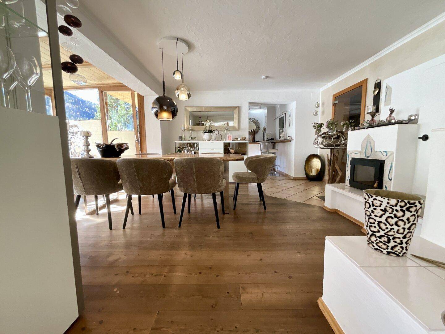 Geräumiger Essbereich mit Holzboden, modernem Kaminofen und offener Gestaltung zum Wohnbereich.