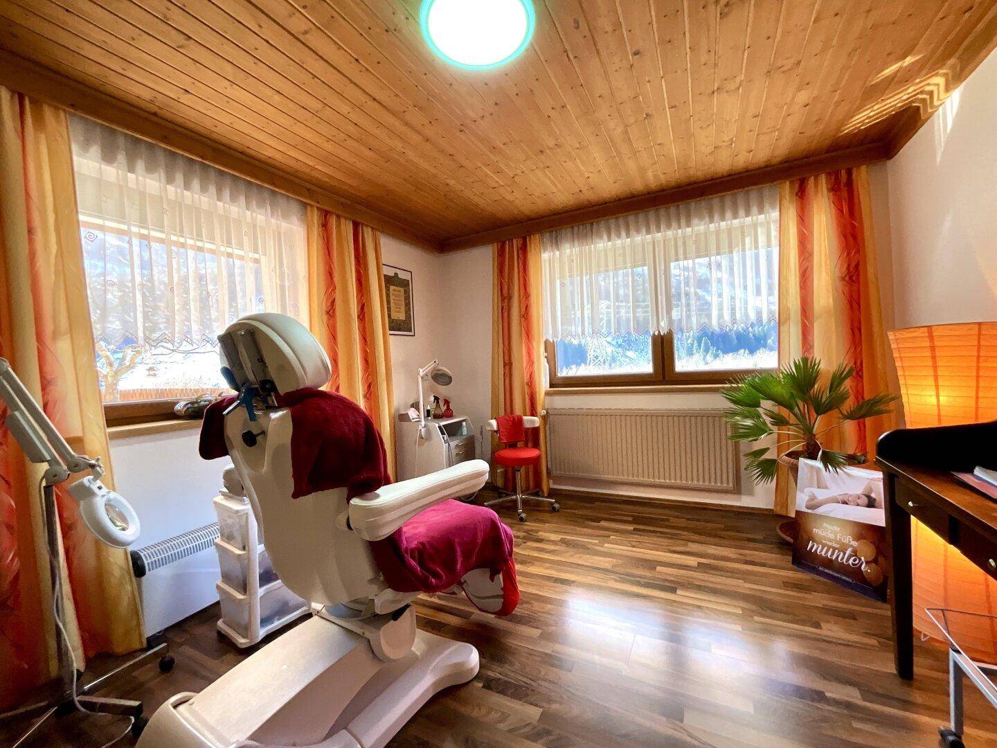 Vielseitig nutzbarer Raum mit Holzboden, großen Fenstern und viel Tageslicht.