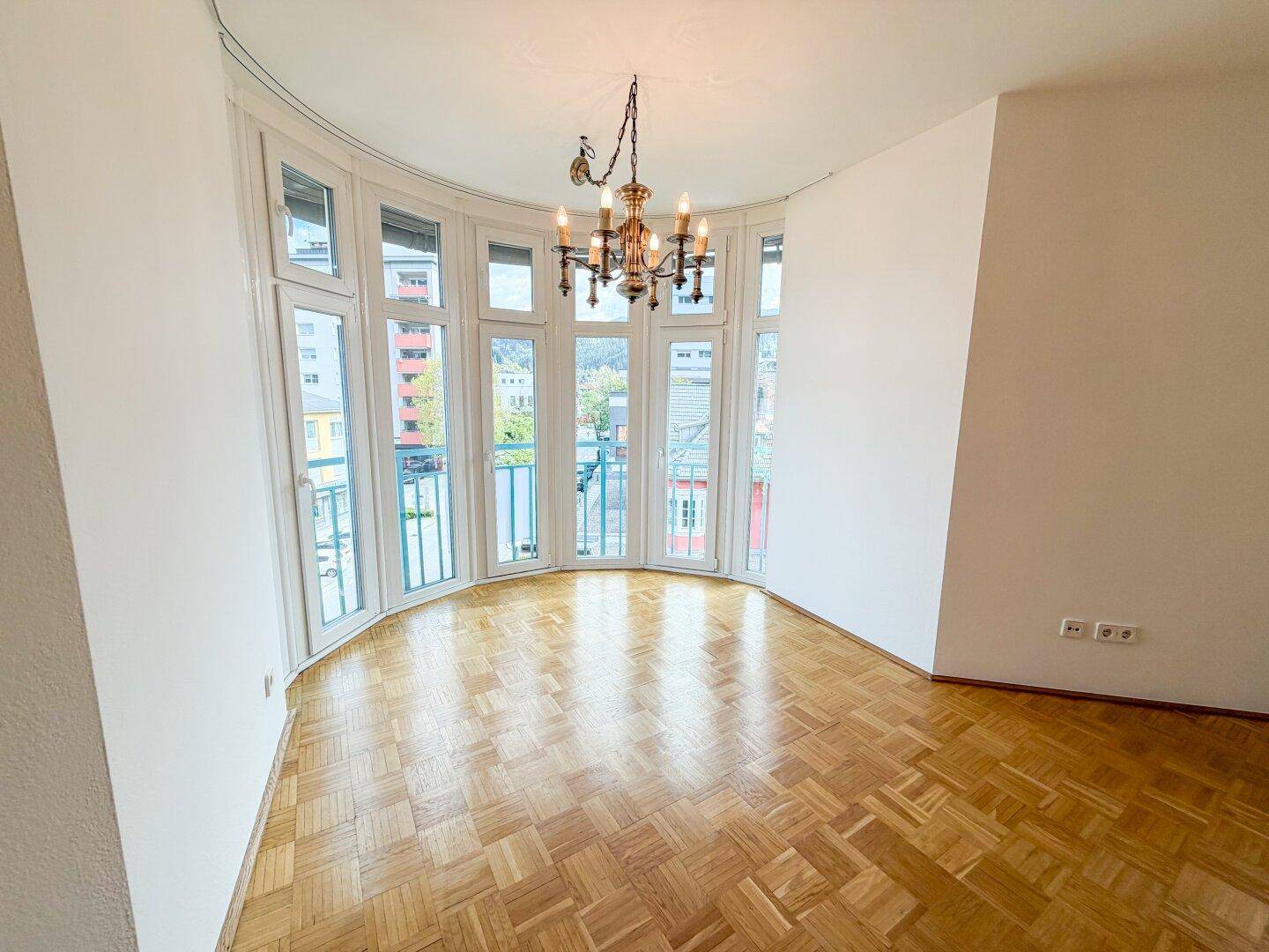 LICHTDURCHFLUTETE WOHNUNG MIT TRAUM-DACHTERRASSE UND EINZIGARTIGEM AUSBLICK IN BESTER STADTLAGE! - Ansicht 2