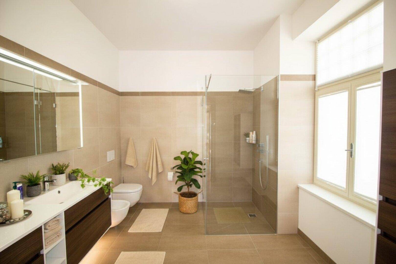 Modernes Badezimmer mit begehbarer Dusche, Doppelwaschbecken und einem Fenster für Tageslicht.