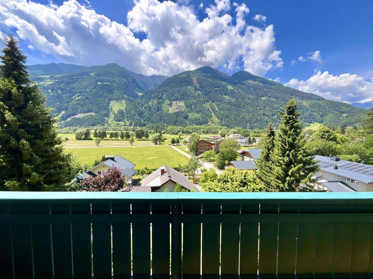 Balkon mit atemberaubendem Panoramablick auf die majestätischen Berge und das grüne Tal.