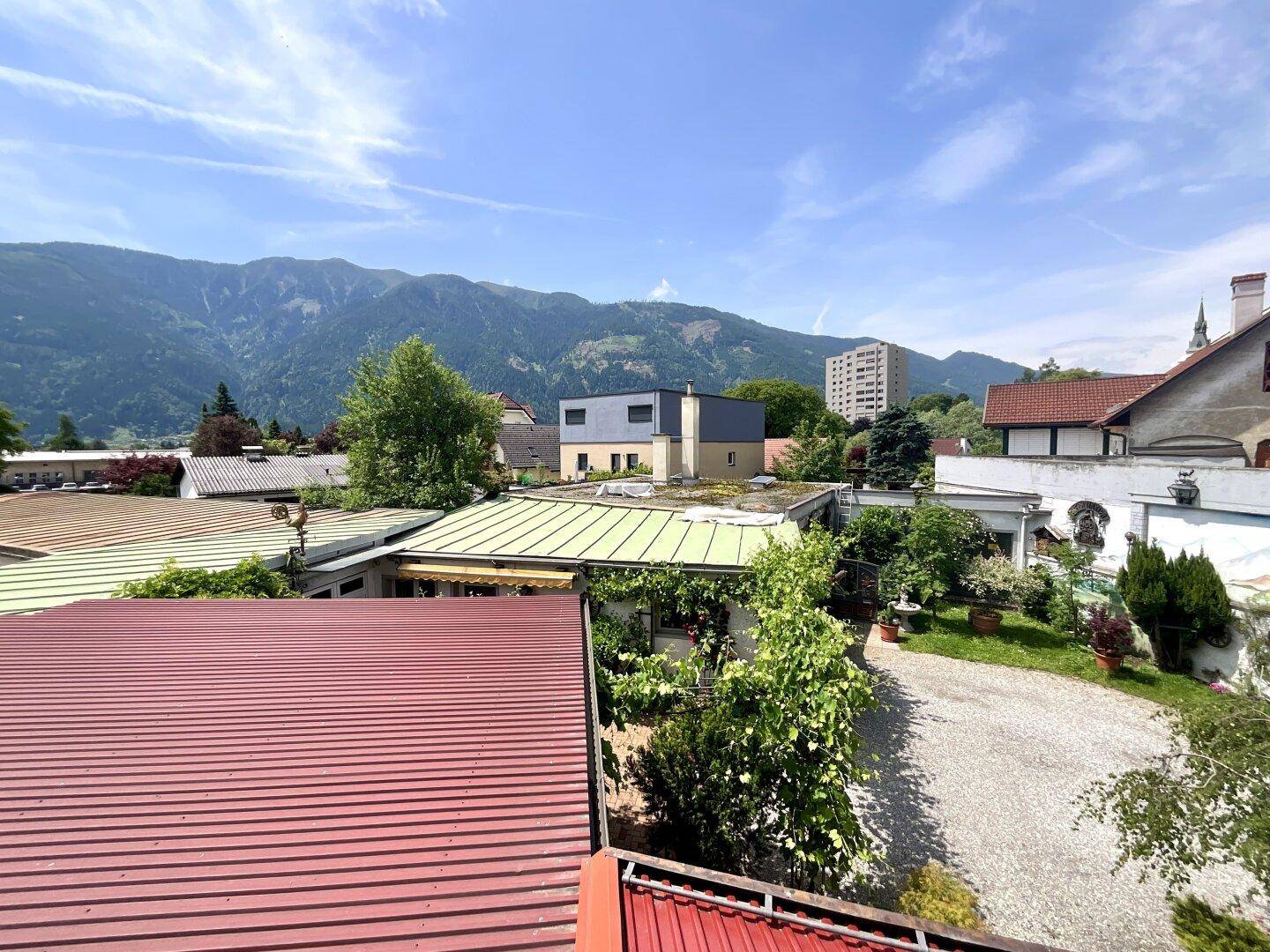 Panoramablick auf die umliegende Berglandschaft und Dächer der Nachbarschaft.