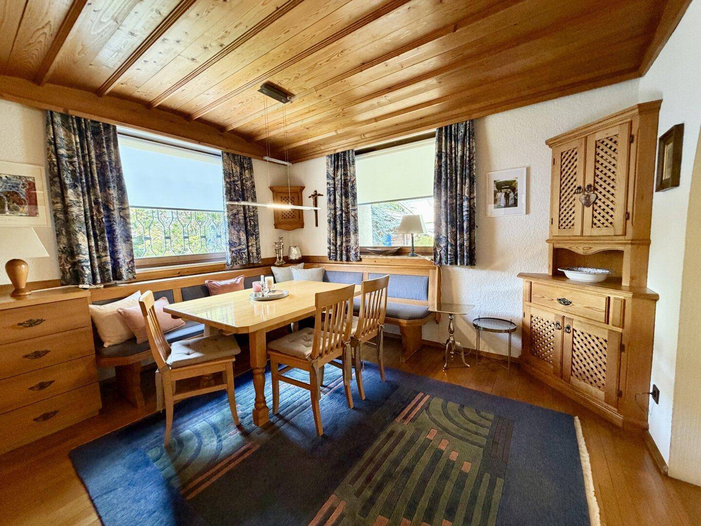Traditioneller Essbereich mit Holztäfelung, Eckbank und passenden Holzmöbeln.
