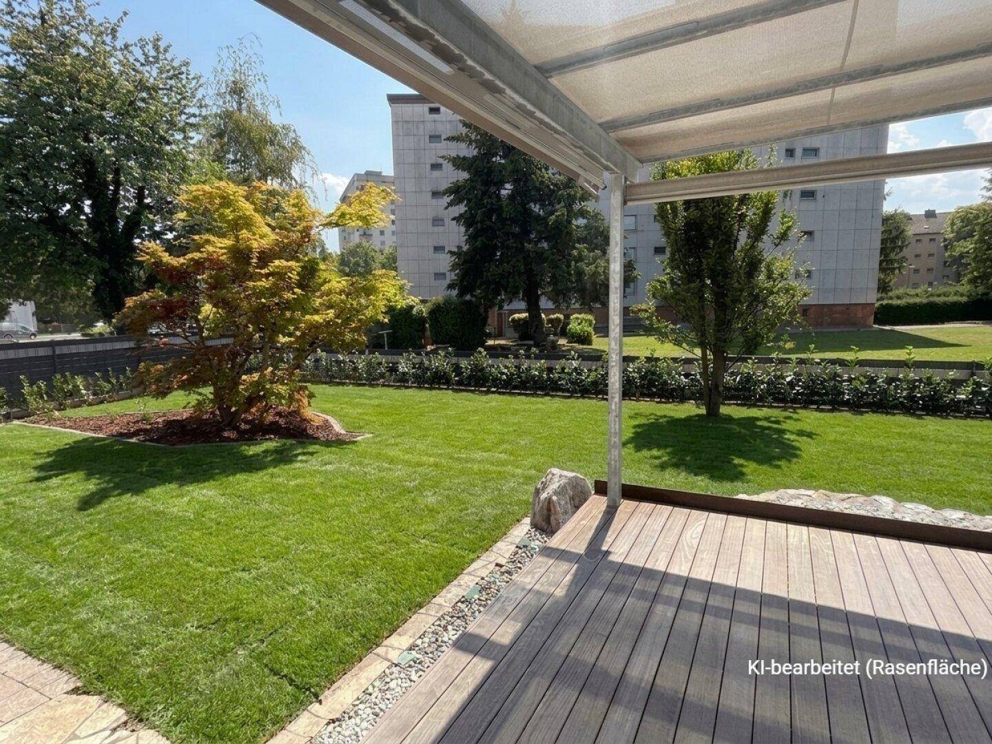 Gepflegter Garten mit Holzterrasse, Rasenfläche und Blick auf die umliegenden Gebäude.