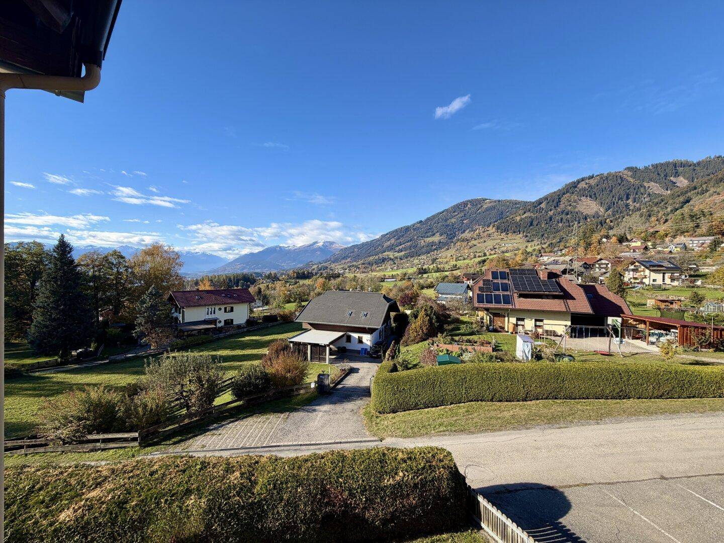 Weitläufiger Ausblick auf die umliegende Berglandschaft und die sonnige Umgebung.