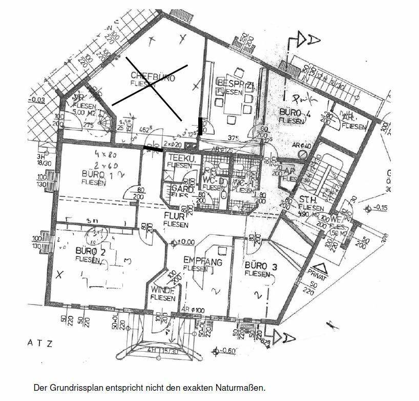 Grundrissplan mit mehreren Büroräumen, Empfangsbereich, Teeküche, Balkon und Terrasse.