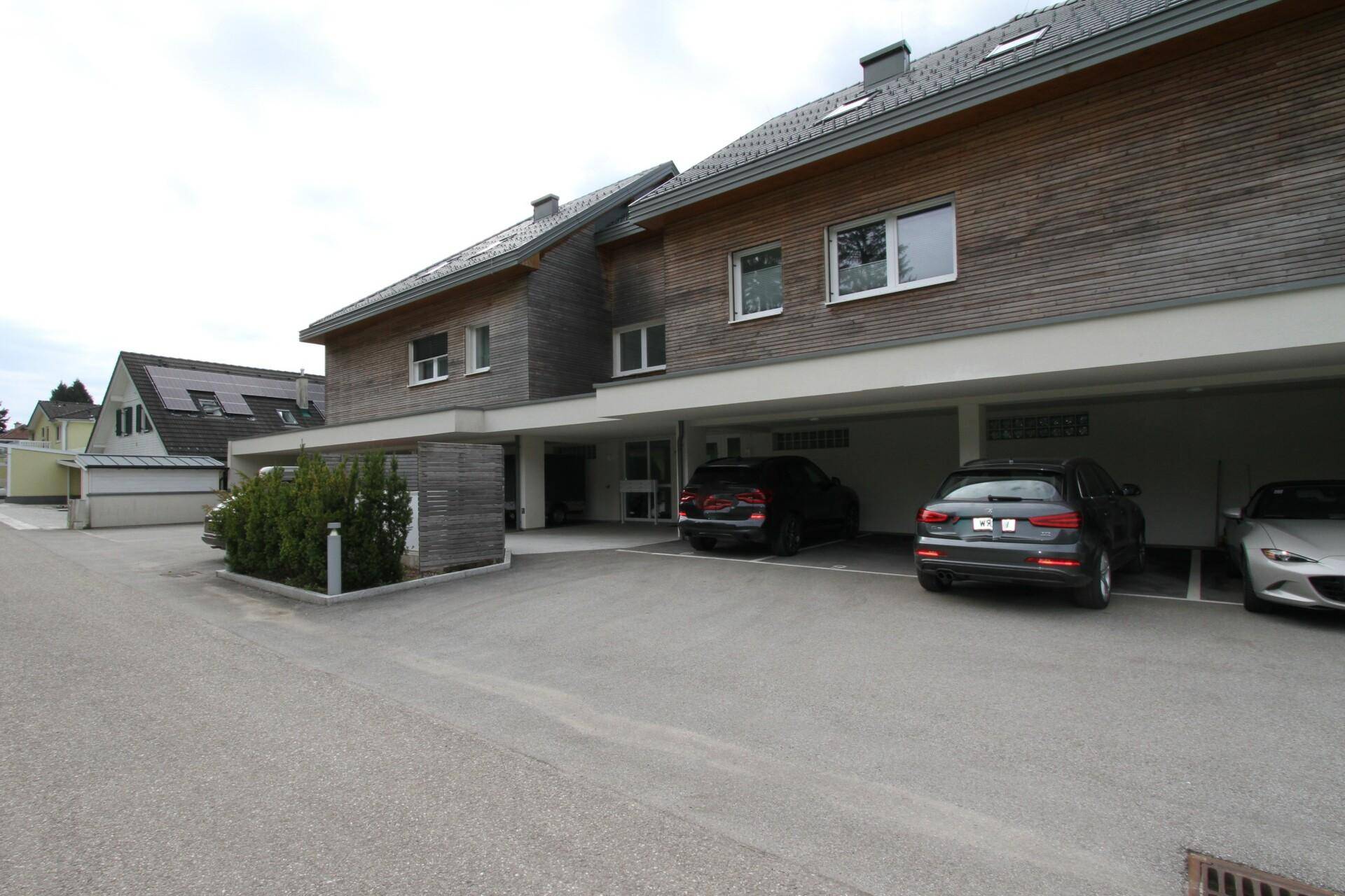 Carport und Eingangsbereich