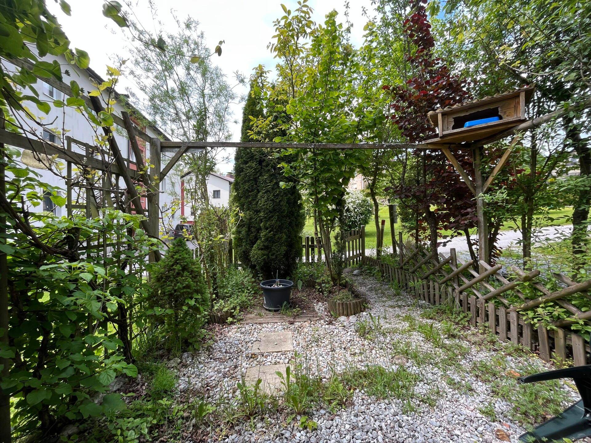 Eigengarten mit KFZ-Stellplatz