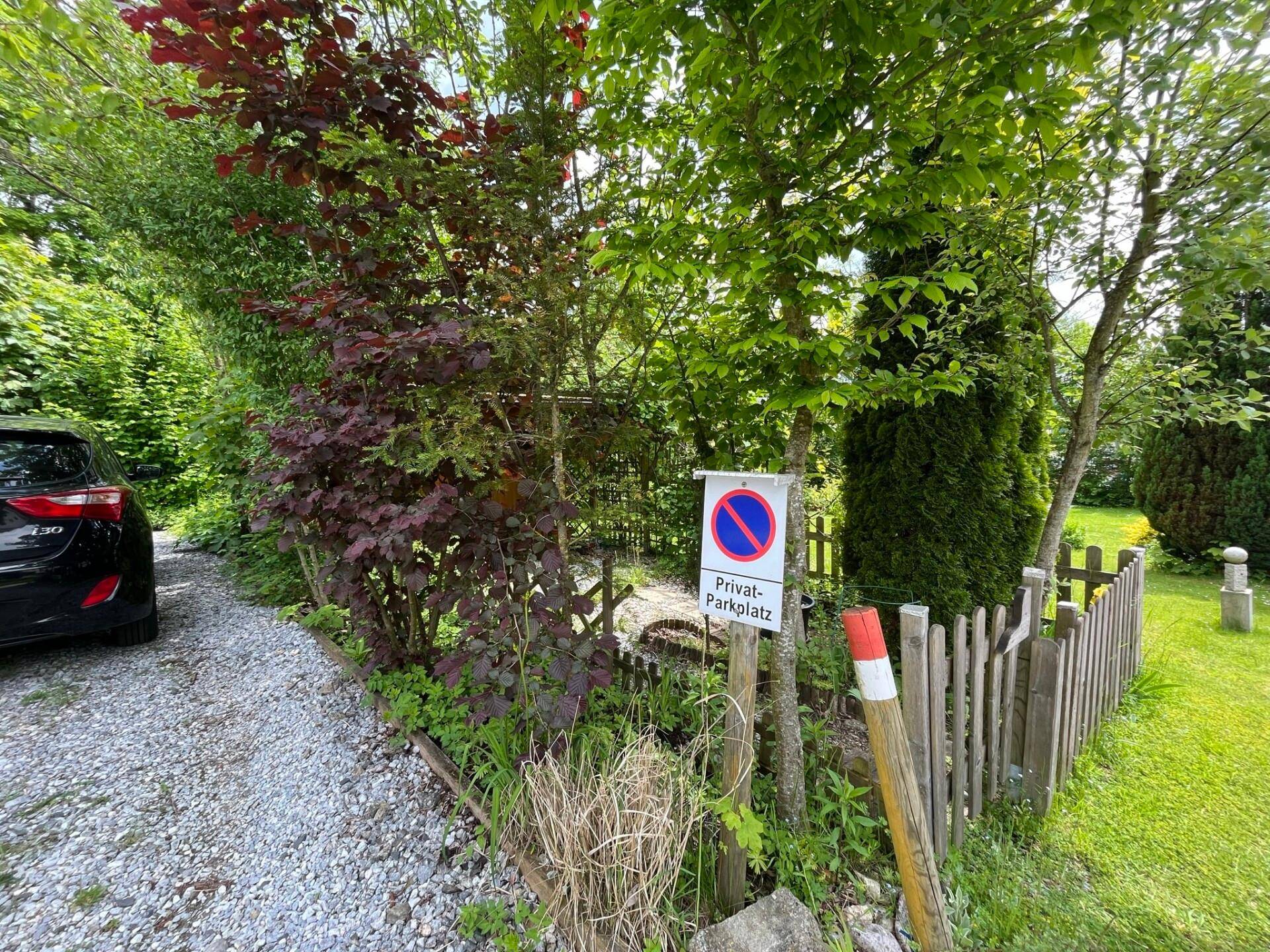 Eigengarten mit KFZ-Stellplatz